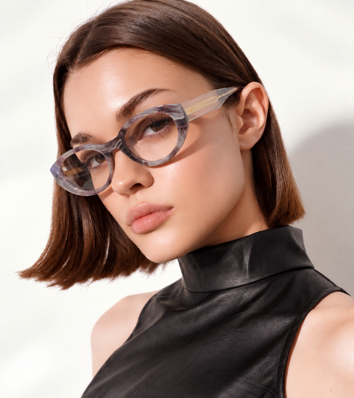 Portrait éditorial avec lunettes marbrées