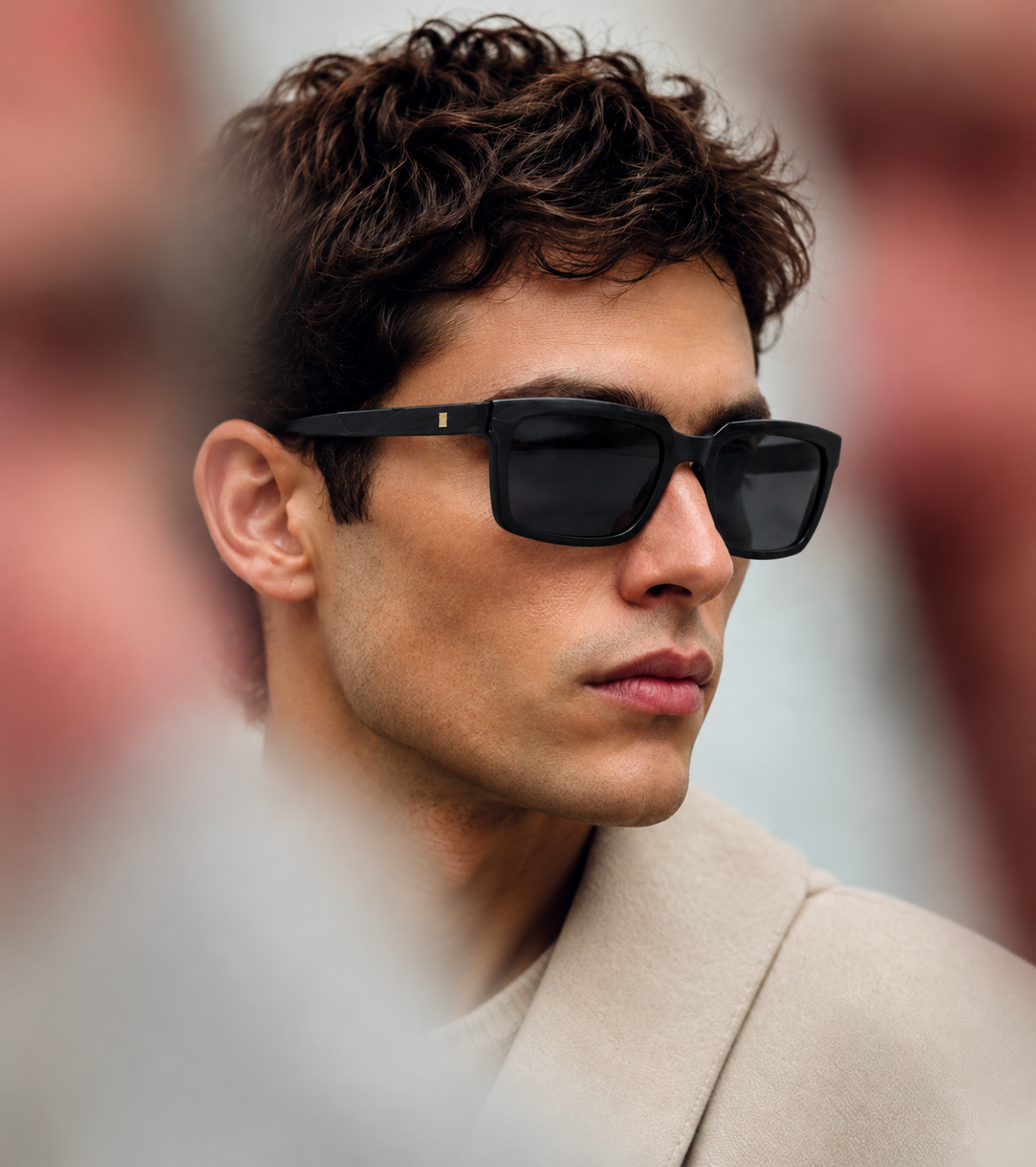 Portrait urbain chic aux lunettes noires